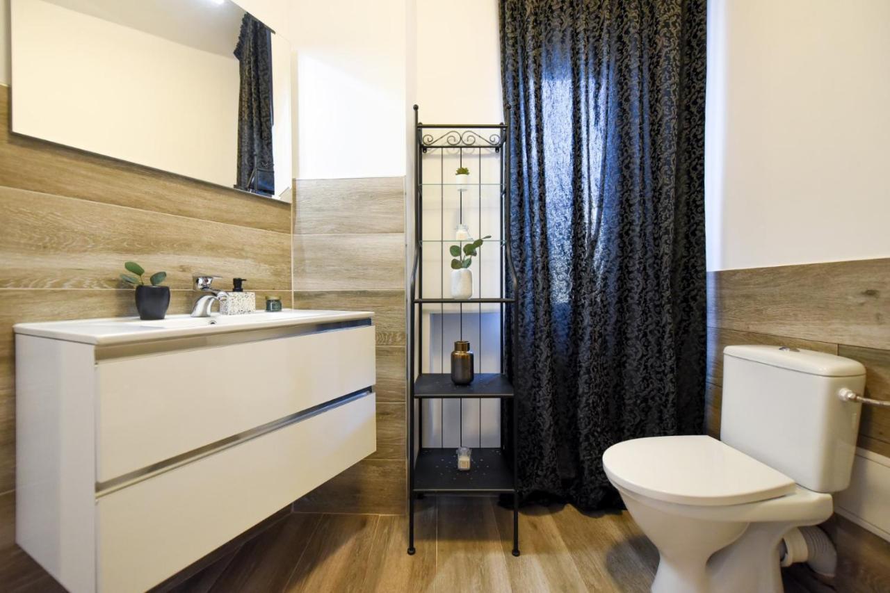 Discover Comfort: Charming & Spacious Apartment In The Old Town Bucharest Exterior photo